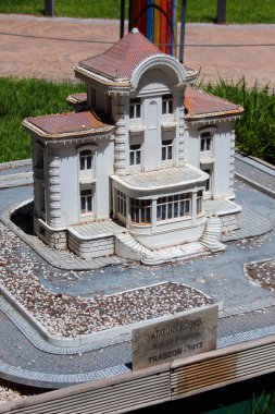 Antalya, Türkiye - 1 Temmuz 2022: Minyatür Türk simgelerinden oluşan açık hava müzesi bulunan popüler bir park olan Dokuma Parkı 'ndaki Trabzon Atatürk Pavilyon Modeli 