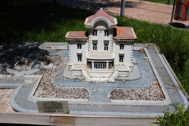 Antalya, Türkiye - 1 Temmuz 2022: Minyatür Türk simgelerinden oluşan açık hava müzesi bulunan popüler bir park olan Dokuma Parkı 'ndaki Trabzon Atatürk Pavilyon Modeli 