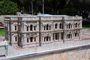 Antalya, Türkiye - 1 Temmuz 2022: İstanbul 'daki Beylerbey Sarayı Modeli, Türkiye' nin minyatür simgelerinden oluşan açık hava müzesi olan Dokuma Parkı 'nda yer alıyor.