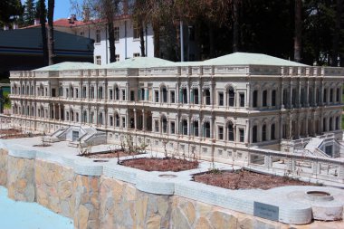 Antalya, Türkiye - 1 Temmuz 2022: Minyatür Türk simgelerinden oluşan açık hava müzesi bulunan popüler bir park olan Dokuma Parkı 'ndaki İstanbul Ciragan Sarayı' nın modeli 