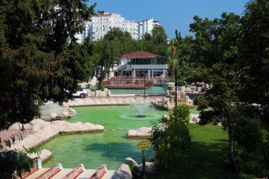 Antalya, Türkiye - 10 Temmuz 2022: Muratpasa ilçesindeki sahil parkı, adını 1993 yılında Türk fizikçi ve siyasetçi ve eski Türkiye Başbakanı Erdal Inonu 'dan alan.