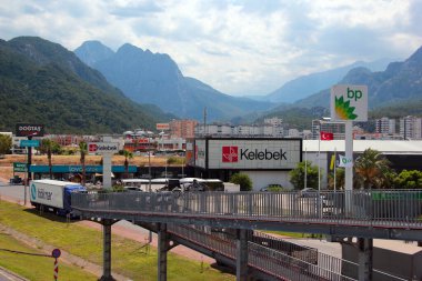 Antalya, Türkiye - 29 Haziran 2022: Konyaalti 'nin Sarisu Mahallesi Rus gurbetçiler ve turistler arasında popülerdir.