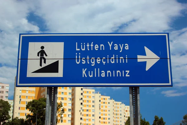 Antalya Turkey June 2022 Sign Turkish Reads Please Use Pedestrian —  Fotos de Stock