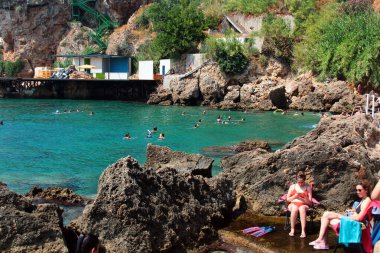 Antalya, Türkiye - 10 Temmuz 2022: Antalya 'nın Muratpasa ilçesindeki Falez sahil parkında Erenkus Plajı