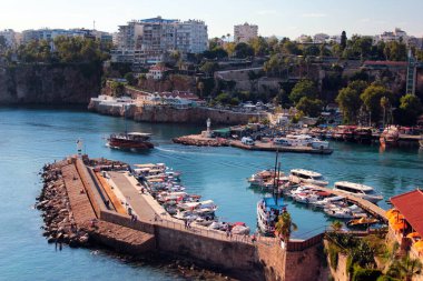 Antalya, Türkiye - 18 Temmuz 2022: Kaleici Eski Antalya Kasabası 'ndaki tarihi yat marinası ve limanı