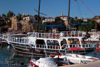 Antalya, Türkiye - 18 Temmuz 2022: Kaleici Eski Antalya Kasabası 'ndaki tarihi yat marinası ve limanı