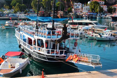 Antalya, Türkiye - 18 Temmuz 2022: Kaleici Eski Antalya Kasabası 'ndaki tarihi yat marinası ve limanı