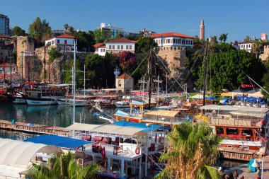 Antalya, Türkiye - 18 Temmuz 2022: Kaleici Eski Antalya Kasabası 'ndaki tarihi yat marinası ve limanı