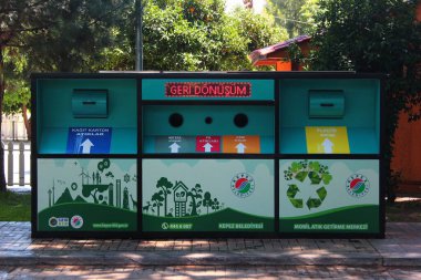 Antalya, Türkiye - 1 Temmuz 2022: Antalya 'nın Kepez ilçesi Dokuma Parkı' nda farklı türde geri dönüşümlü atık çöp bidonları.
