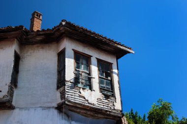 Yıkık alçılı ve kırık camlı eski harabe ev