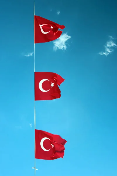 Steaguri Turcești Împotriva Cerului Albastru — Fotografie, imagine de stoc