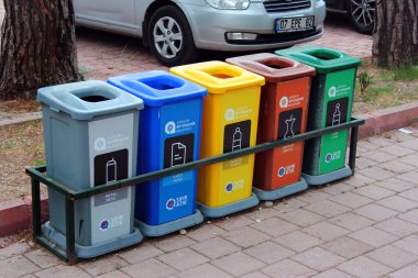 Antalya, Türkiye - 3 Haziran 2022: Antalya 'nın Konyaalti ilçesinde Sarisu Sahili' nde farklı türde geri dönüşümlü atık için beş çöp kutusu