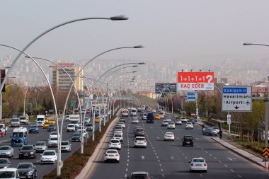 Ankara, Türkiye - 18 Nisan 2022: Ankara çevre yolunun eski bir parçası olan Mevlana Bulvarı, şu anda kentin orta kesiminde önemli bir otoyol.