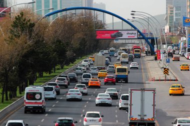 Ankara, Türkiye - 18 Nisan 2022: Ankara çevre yolunun eski bir parçası olan Mevlana Bulvarı, şu anda kentin orta kesiminde önemli bir otoyol.