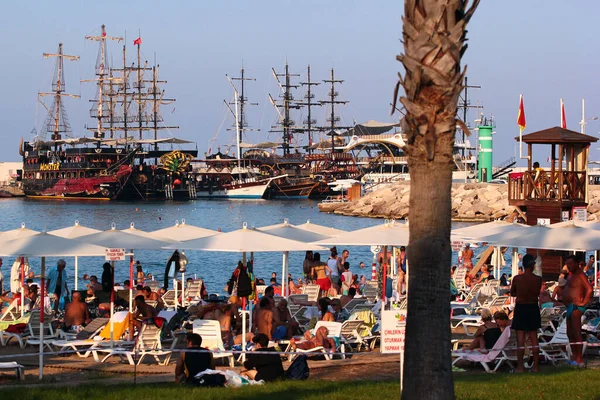 Кемер Турция Августа 2022 Года Туристы Пляжники Отдыхающие Общественном Пляже — стоковое фото