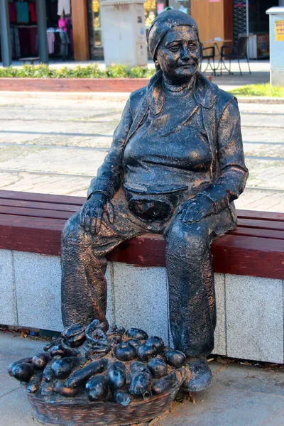 Antalya Turkey August 2022 Statue Old Woman Selling Egg Plants — Fotografia de Stock