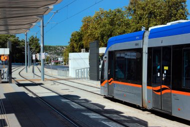 Antalya, Türkiye - 7 Eylül 2022: Kentin Varsak ilçesine bağlı Kepezpark İstasyonu yakınlarındaki Antray hafif tramvayı. Tramvay Antalya 'da popüler bir ulaşım biçimidir.