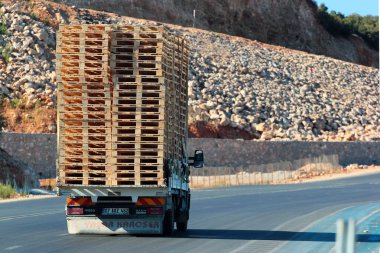 Antalya, Türkiye - 7 Eylül 2022: Avrupa ahşap palet yükü taşıyan kamyon