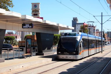 Antalya, Türkiye - 7 Eylül 2022: Kentin orta kesimindeki Kepezpark istasyonu yakınlarındaki antepsi hafif tramvayı. Tramvay Antaly 'de popüler bir ulaşım biçimidir.
