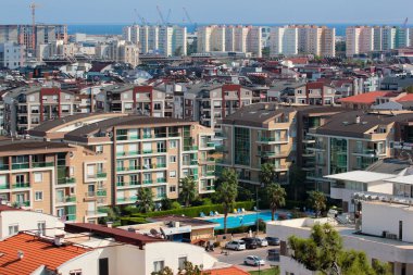 Antalya, Türkiye - 13 Eylül 2022: Antalya ilinin Konyaalti ilçesindeki Hurma yerleşim yerinin havadan görünüşü