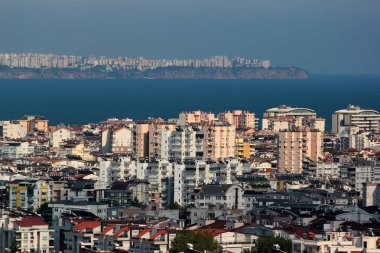 Antalya, Türkiye - 13 Eylül 2022: Antalya ilinin Konyaalti ilçesindeki Hurma yerleşim yerinin havadan görünüşü