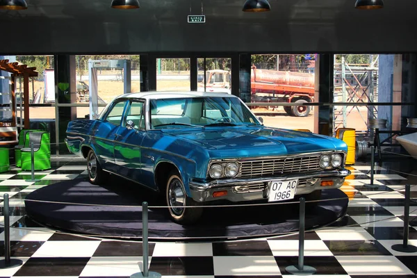 アンタルヤ トルコ 9月13 2022 のシボレーImpalaモデル1966ドクマ公園の古いとレトロな車の博物館で ケペス自治体 — ストック写真