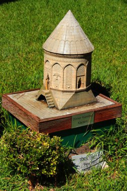 Antalya, Türkiye - 16 Eylül 2022: Minyatür Türk simgelerinden oluşan açık hava müzesi bulunan popüler bir park olan Dokuma Park 'ta Kayseri Doner Kumbet Modeli