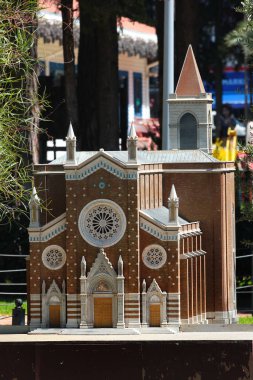 Antalya, Türkiye - 16 Eylül 2022: Minyatür Türk simgelerinden oluşan açık hava müzesi bulunan popüler bir park olan Dokuma Parkı 'ndaki İstanbul St. Anthony Kilisesi Modeli