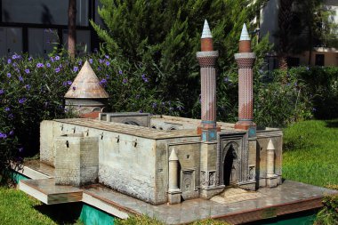 Antalya, Türkiye - 16 Eylül 2022: Minyatür Türk simgelerinden oluşan açık hava müzesi bulunan popüler bir park olan Dokuma Parkı 'ndaki Erzurum' da bulunan Cifte Minaret Modeli