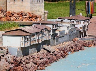 Antalya, Türkiye - 16 Eylül 2022: Minyatür Türk simgelerinden oluşan açık hava müzesi bulunan popüler bir park olan Dokuma Parkı 'ndaki Amasya eski ahşap evler modeli 