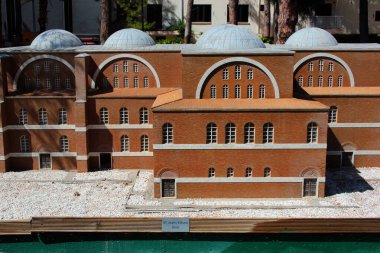 Antalya, Türkiye - 16 Eylül 2022: Minyatür Türk simgelerinden oluşan açık hava müzesi bulunan popüler bir park olan Dokuma Parkı 'ndaki İzmir Saint Jean Kilisesi Modeli