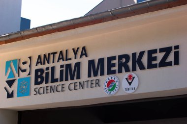 Antalya, Türkiye - 16 Eylül 2022: Minyatür Türk simgelerinden oluşan açık hava müzesi bulunan popüler bir park olan Dokuma Parkı 'nda Bilim Müzesi 