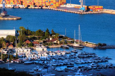Antalya, Türkiye - 25 Eylül 2022: Tunektepe dağından görüldüğü üzere şehrin batı kesimindeki Setur Antalya Marina ve Konyaalti limanının görüntüsü.