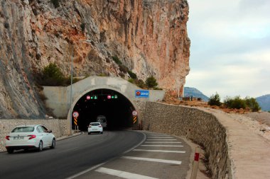 Antalya, Türkiye - 28 Eylül 2022: Antalya-Kemer kıyı yolu üzerindeki 965 metre uzunluğundaki Orhan Büyükkalp tüneli, 2012 yılında Beldibi köyü yakınlarında inşa edildi.