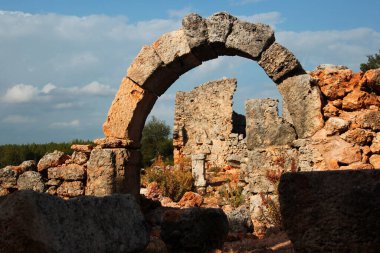 Antalya 'nın Kepez ilçesine bağlı antik kenti Lyrboton Kome. Avrupalı arkeologlar tarafından 1910 yılında keşfedilen tesis, bölgede önemli bir zeytinyağı üretim merkeziydi.