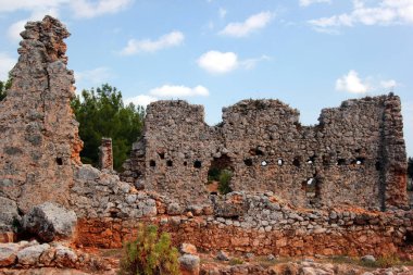 Antalya 'nın Kepez ilçesine bağlı antik kenti Lyrboton Kome. Avrupalı arkeologlar tarafından 1910 yılında keşfedilen tesis, bölgede önemli bir zeytinyağı üretim merkeziydi.