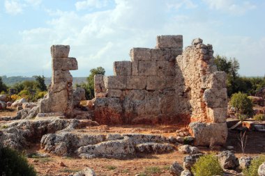 Antalya 'nın Kepez ilçesine bağlı antik kenti Lyrboton Kome. Avrupalı arkeologlar tarafından 1910 yılında keşfedilen tesis, bölgede önemli bir zeytinyağı üretim merkeziydi.