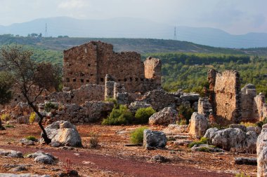 Antalya 'nın Kepez ilçesine bağlı antik kenti Lyrboton Kome. Avrupalı arkeologlar tarafından 1910 yılında keşfedilen tesis, bölgede önemli bir zeytinyağı üretim merkeziydi..