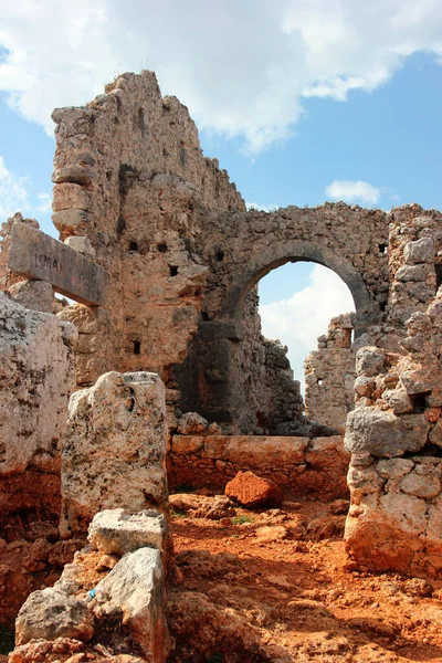 Antalya 'nın Kepez ilçesine bağlı antik kenti Lyrboton Kome. Avrupalı arkeologlar tarafından 1910 yılında keşfedilen tesis, bölgede önemli bir zeytinyağı üretim merkeziydi..