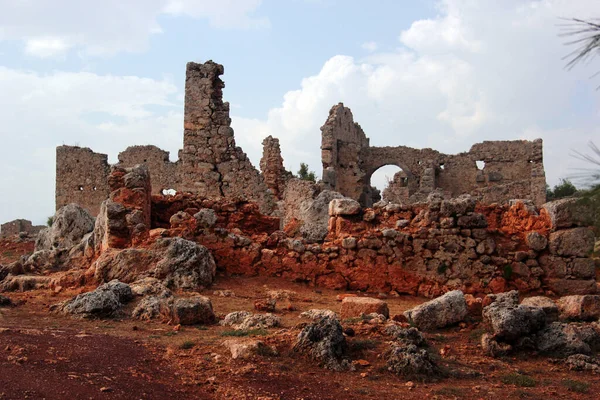 Antalya 'nın Kepez ilçesine bağlı antik kenti Lyrboton Kome. Avrupalı arkeologlar tarafından 1910 yılında keşfedilen tesis, bölgede önemli bir zeytinyağı üretim merkeziydi.
