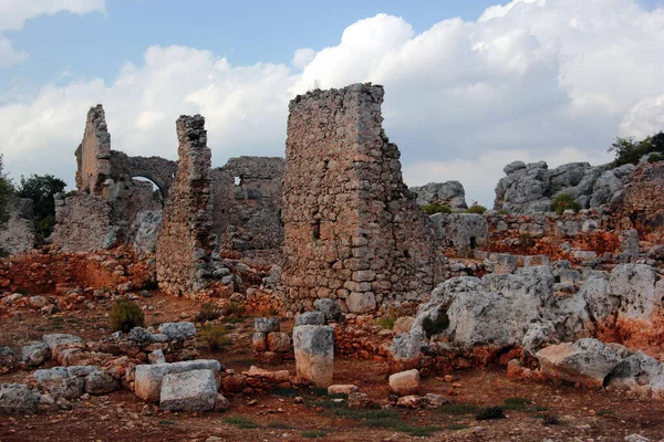 Antalya 'nın Kepez ilçesine bağlı antik kenti Lyrboton Kome. Avrupalı arkeologlar tarafından 1910 yılında keşfedilen tesis, bölgede önemli bir zeytinyağı üretim merkeziydi..