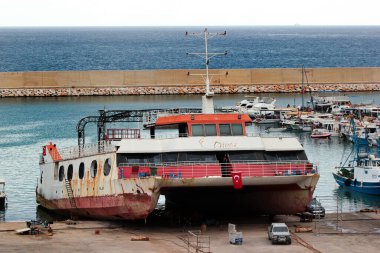 Antalya, Türkiye - 28 Eylül 2022: Antalya 'nın batısında Sican adası yakınlarında bir yat marinası olan Topcam Balikci Limanı' nda eski feribot, yelkenli tekne ve sürat tekneleri.