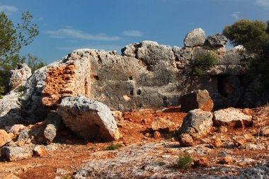 Antalya 'nın Kepez ilçesine bağlı antik kenti Lyrboton Kome. Avrupalı arkeologlar tarafından 1910 yılında keşfedilen tesis, bölgede önemli bir zeytinyağı üretim merkeziydi.