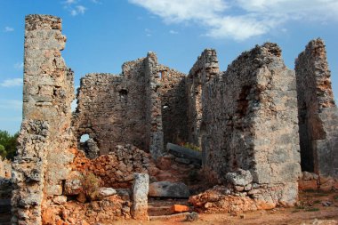 Antalya 'nın Kepez ilçesine bağlı antik kenti Lyrboton Kome. Avrupalı arkeologlar tarafından 1910 yılında keşfedilen tesis, bölgede önemli bir zeytinyağı üretim merkeziydi.