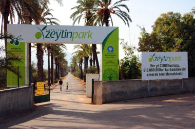 Antalya, Türkiye - 2 Ekim 2022: Zeytinpark, Kepez ilçesindeki zeytin parkı ve Antalya 'daki en büyük yeşil alan