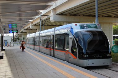 Antalya, Türkiye - 2 Ekim 2022: Hyundai Rotem treni Akdeniz Üniversitesi istasyonundan ayrılıyor. Antray hafif tramvayı Antalya 'da popüler bir ulaşım biçimidir.