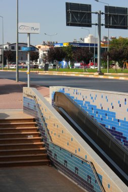 Antalya, Türkiye - 2 Ekim 2022: Antalya şehrine hizmet veren üç hafif tramvay hattına sahip Antray 'in yeraltı otogar istasyonuna giriş