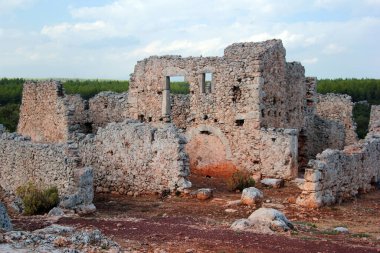 Antalya 'nın Kepez ilçesine bağlı antik kenti Lyrboton Kome. Avrupalı arkeologlar tarafından 1910 yılında keşfedilen tesis, bölgede önemli bir zeytinyağı üretim merkeziydi.