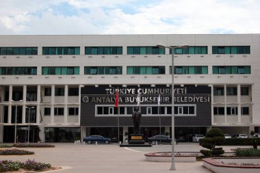 Antalya, Türkiye - 14 Ekim 2022: Antalya Büyükşehir Belediyesi, Antalya ilinin sınırlarında belediye işlerini yürüten kamu kurumu.