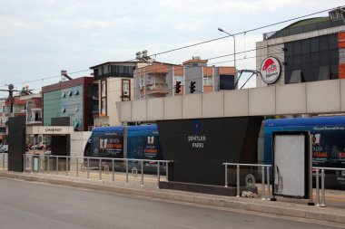 Antalya, Türkiye - 14 Ekim 2022: Sehitler Park istasyonuna Hyundai Rotem tramvayı geliyor. Antray hafif tramvayı Antaly 'de popüler bir ulaşım biçimidir.
